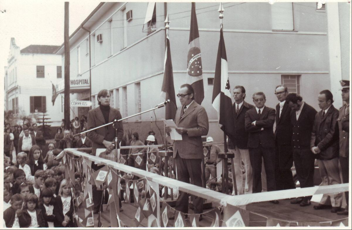 Ele era mestre de cerimônias nos eventos da cidade Ele era mestre de cerimônias nos eventos da cidade
