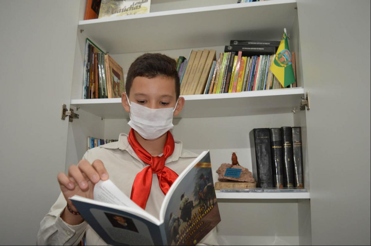 Além das oficinas, entidade criou uma biblioteca, que também será aberta aos munícipes. Na foto, Rodrigo Frohlich Grings, de 11 anos Além das oficinas, entidade criou uma biblioteca, que também será aberta aos munícipes. Na foto, Rodrigo Frohlich Grings, de 11 anos