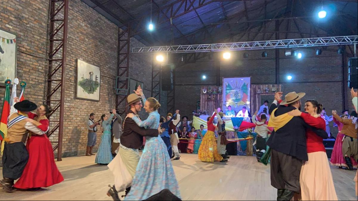 Invernada Adulta Irmandade Campeira, da ACTG Portal da Serra, durante apresentação na 1ª etapa de 2019, no CTG Rincão da Lealdade, em Caxias do Sul Invernada Adulta Irmandade Campeira, da ACTG Portal da Serra, durante apresentação na 1ª etapa de 2019, no CTG Rincão da Lealdade, em Caxias do Sul