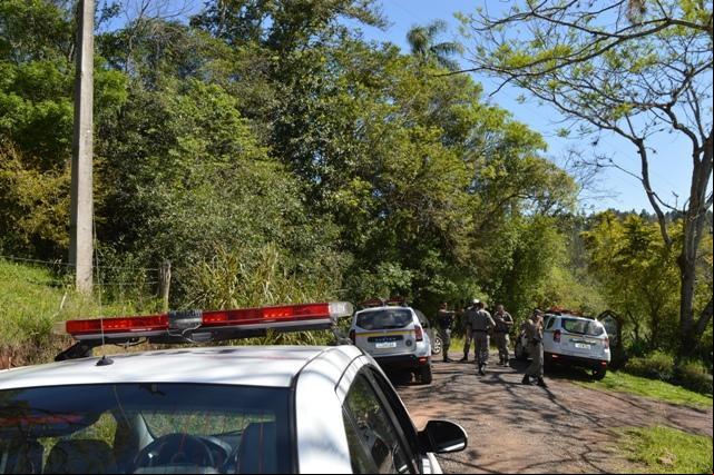 Encurralados pela BM, bandidos abandonaram veículo e fugiram para o mato Encurralados pela BM, bandidos abandonaram veículo e fugiram para o mato
