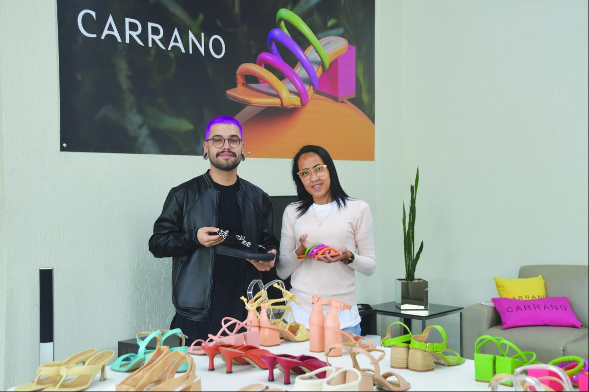 Marcelo Riefel e Tatiane Félix, consultores de vendas da Carrano Store & Outlet Marcelo Riefel e Tatiane Félix, consultores de vendas da Carrano Store & Outlet