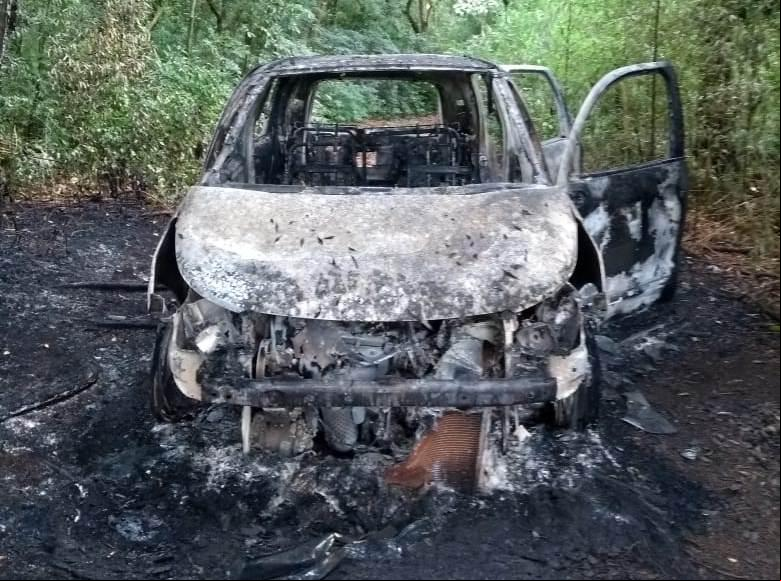 Furtado por volta das 6h30, carro foi localizado queimado horas depois Furtado por volta das 6h30, carro foi localizado queimado horas depois