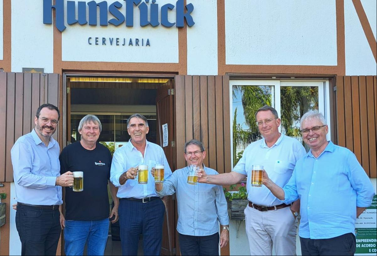 Um brinde na Cervejaria Hunsrück Um brinde na Cervejaria Hunsrück