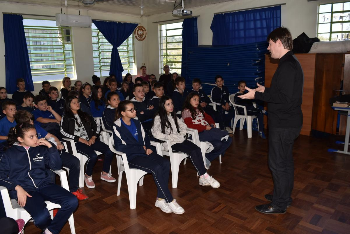 Alunos tiveram palestra com Felipe Kuhn Braun Alunos tiveram palestra com Felipe Kuhn Braun