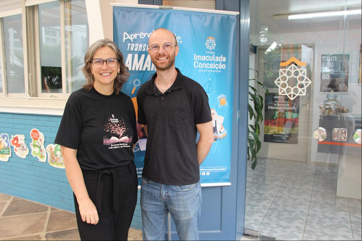 Vice-diretora e coordenadora pedagógica, Valéria Bauer Bender, com Daniel Frohlich, do marketing Vice-diretora e coordenadora pedagógica, Valéria Bauer Bender, com Daniel Frohlich, do marketing