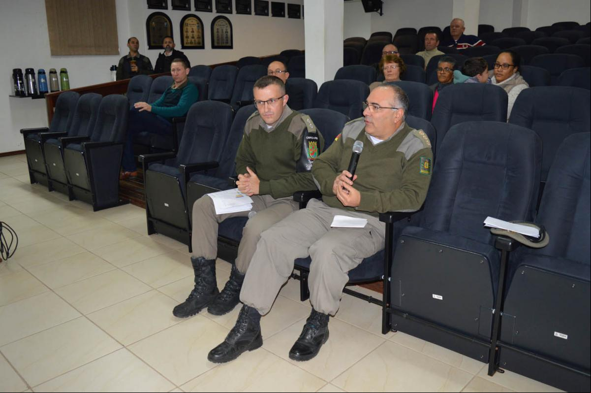 Tenente Elton e coronel Vitor Hugo estiveram na Câmara Tenente Elton e coronel Vitor Hugo estiveram na Câmara
