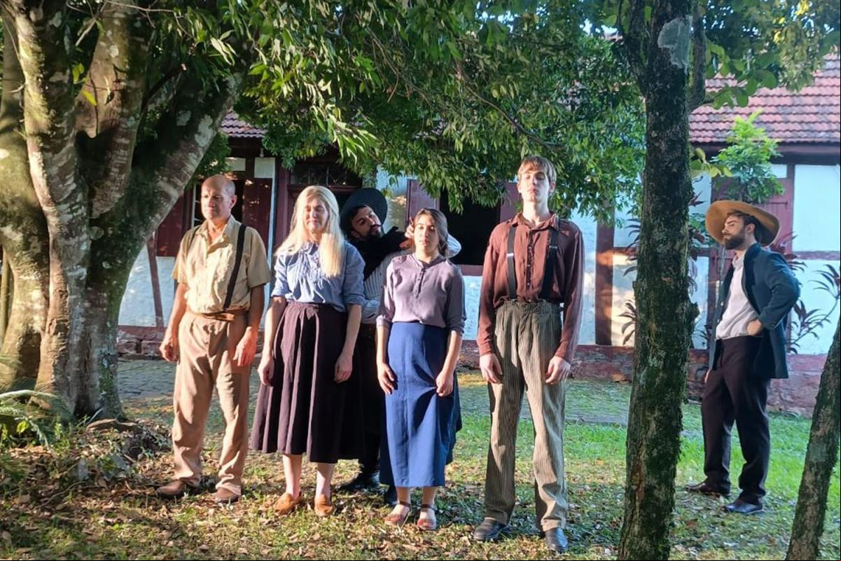 Figurantes Adalberto e Noeli, ator Juliano Rangel (Menino Diabo), atriz Anastácia Bourscheid e figurantes Eder Miguel e Vinícius (Foto: Letícia Machado)
