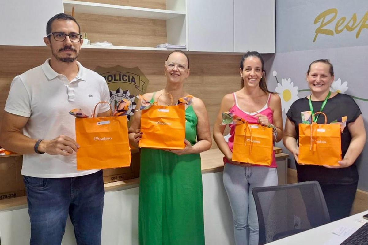 Delegado Borba, Marinete, Jéssica e Claudete com os kits que serão entregues às mulheres (Foto: Polícia Civil/ Divulgação) Delegado Borba, Marinete, Jéssica e Claudete com os kits que serão entregues às mulheres (Foto: Polícia Civil/ Divulgação)