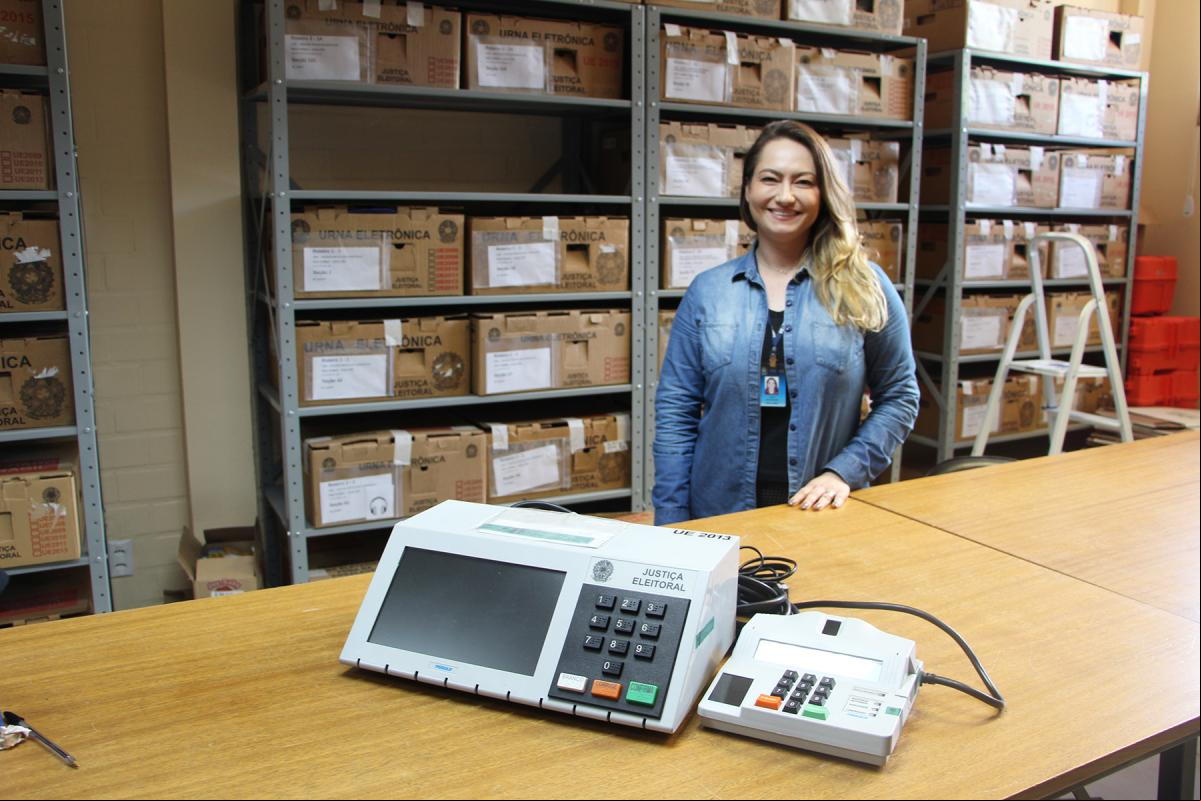 Chefe do Cartório Eleitoral, Luci Jochins está coordenando os trabalhos no local Chefe do Cartório Eleitoral, Luci Jochins está coordenando os trabalhos no local