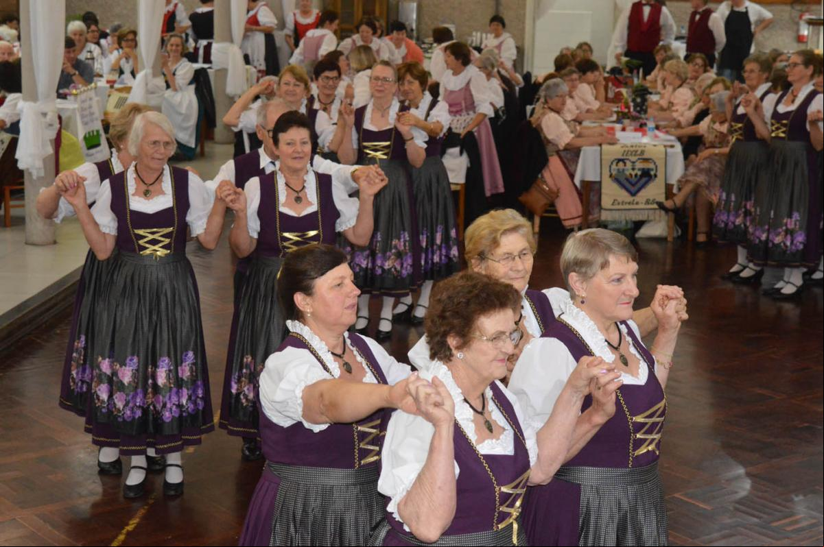Blumenkranz, de Estrela, foi o maior grupo a se apresentar Blumenkranz, de Estrela, foi o maior grupo a se apresentar