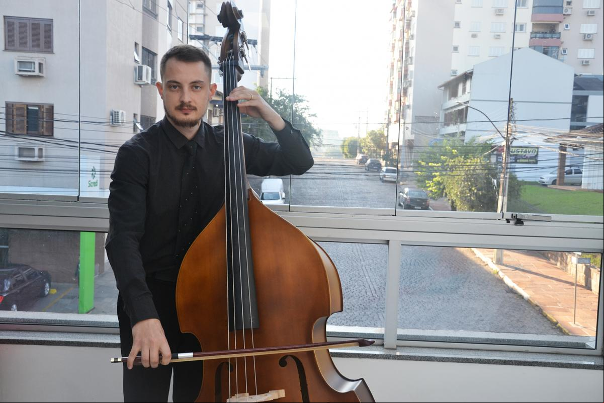 Alexandre Frozi é proprietário da Caxias Ensemble e professor de contrabaixo acústico Alexandre Frozi é proprietário da Caxias Ensemble e professor de contrabaixo acústico