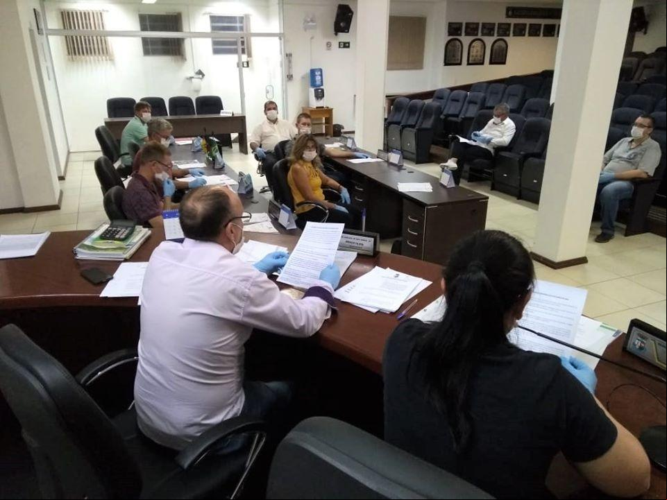 Vereadores usaram máscaras e luvas na reunião de segunda Vereadores usaram máscaras e luvas na reunião de segunda