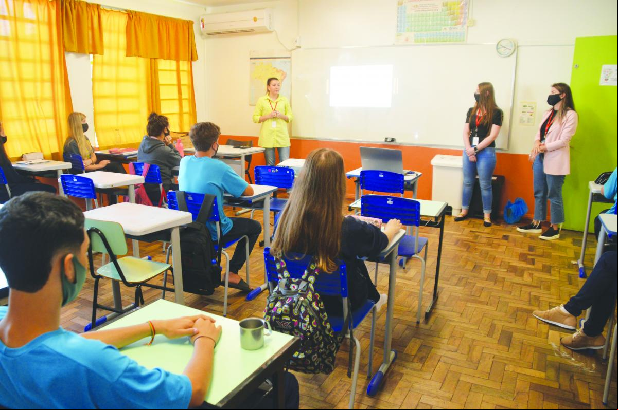 Profissionais do Grupo Herval falaram sobre o Jovem Aprendiz e também compartilharam experiências profissionais Profissionais do Grupo Herval falaram sobre o Jovem Aprendiz e também compartilharam experiências profissionais