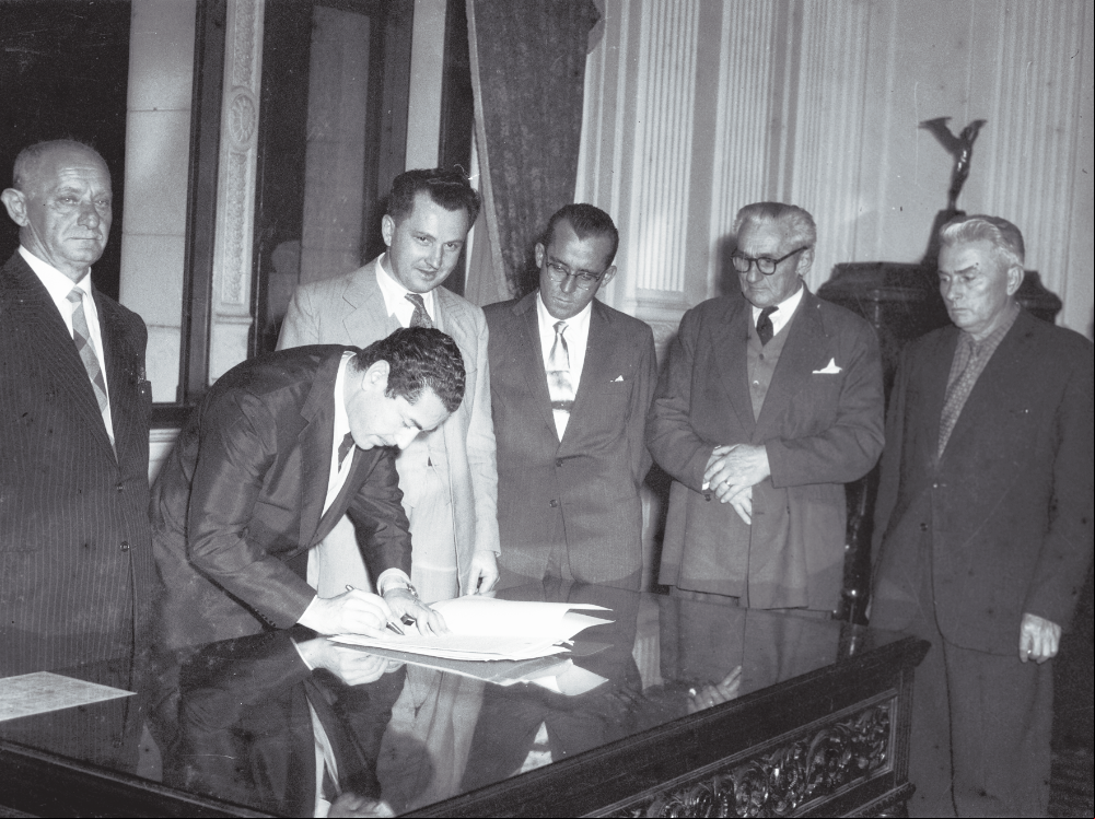 Em 1959, ele foi o Presidente da Comissão Emancipadora de Dois Irmãos. Na foto, é o 4º da esquerda para a direita, com Leonel Brizola assinando a emancipação Em 1959, ele foi o Presidente da Comissão Emancipadora de Dois Irmãos. Na foto, é o 4º da esquerda para a direita, com Leonel Brizola assinando a emancipação