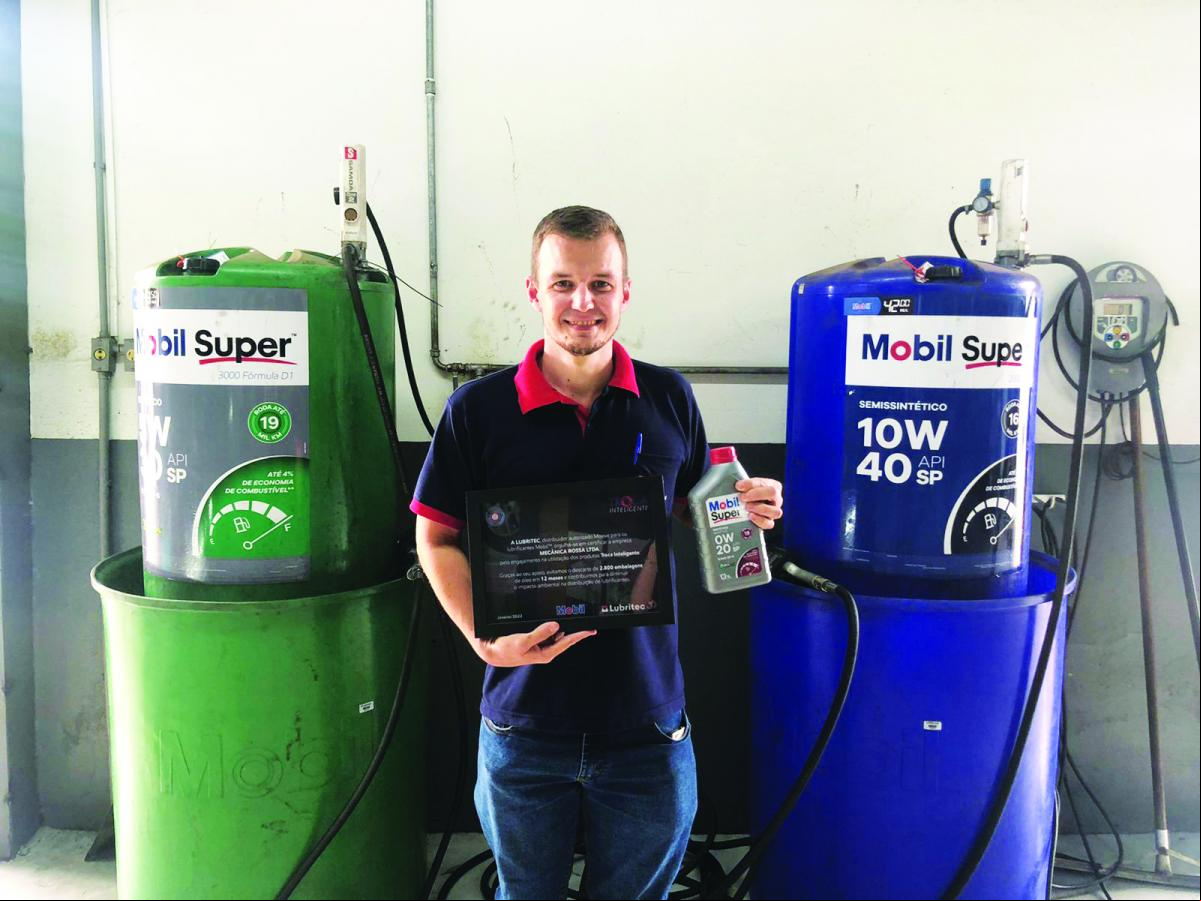 Maicon Andrei Vier com os tonéis de 400L de óleo e a embalagem de 1L que não é mais descartada no meio ambiente Maicon Andrei Vier com os tonéis de 400L de óleo e a embalagem de 1L que não é mais descartada no meio ambiente