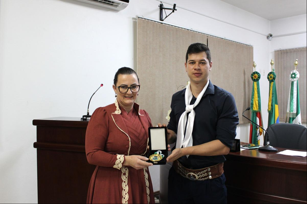 Cristiane com o vereador Ederson (Foto: Divulgação / Câmara) Cristiane com o vereador Ederson (Foto: Divulgação / Câmara)
