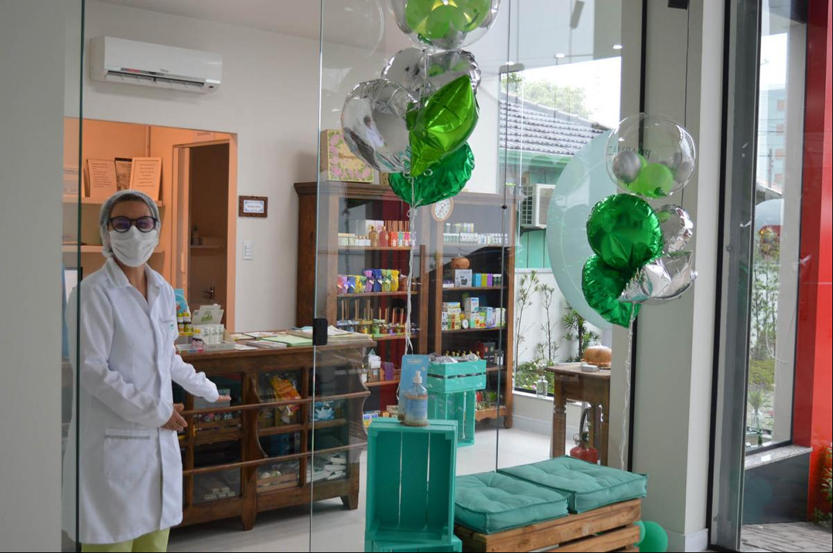 Cristine convida clientes para conhecerem a nova loja da Pharmazie Cristine convida clientes para conhecerem a nova loja da Pharmazie