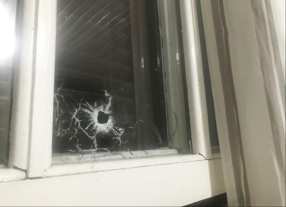 Tiro atingiu vidraça de casa na rua Novo Hamburgo Tiro atingiu vidraça de casa na rua Novo Hamburgo