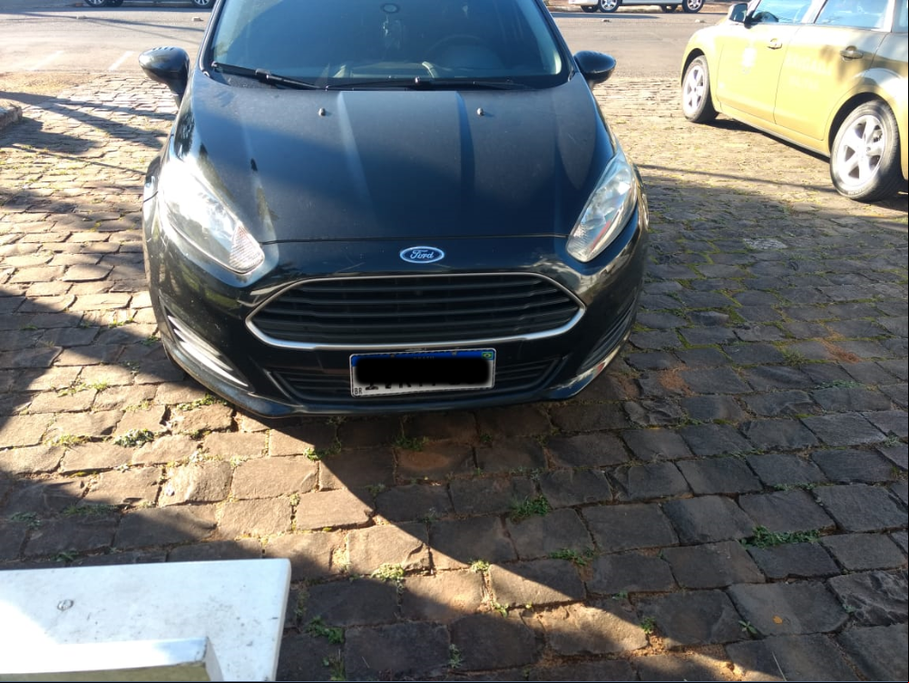 Eles estavam a bordo de um Fiesta Hatch com placas de São Leopoldo Eles estavam a bordo de um Fiesta Hatch com placas de São Leopoldo