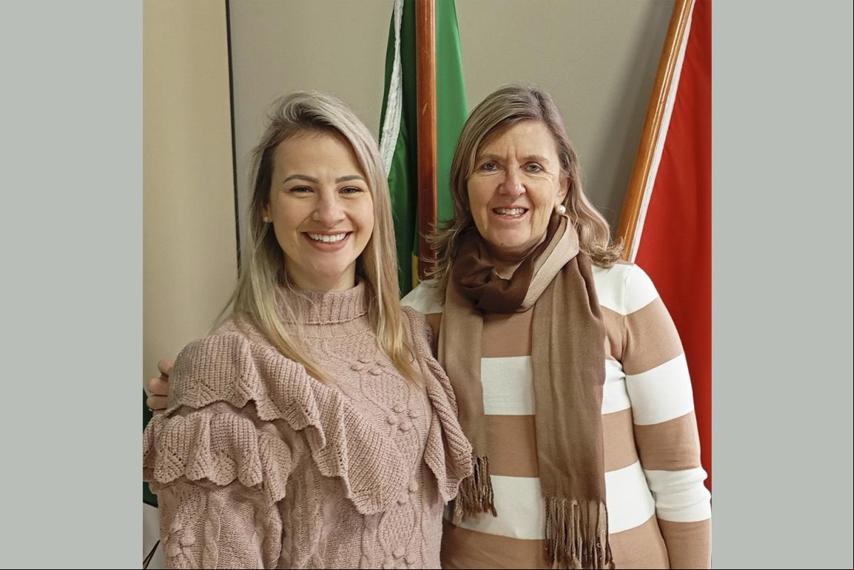 Thaís com a prefeita Carla Chamorro (Foto: Divulgação / PMMR) Thaís com a prefeita Carla Chamorro (Foto: Divulgação / PMMR)