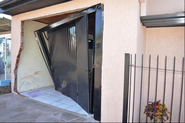 Carro atingiu a garagem da casa Carro atingiu a garagem da casa