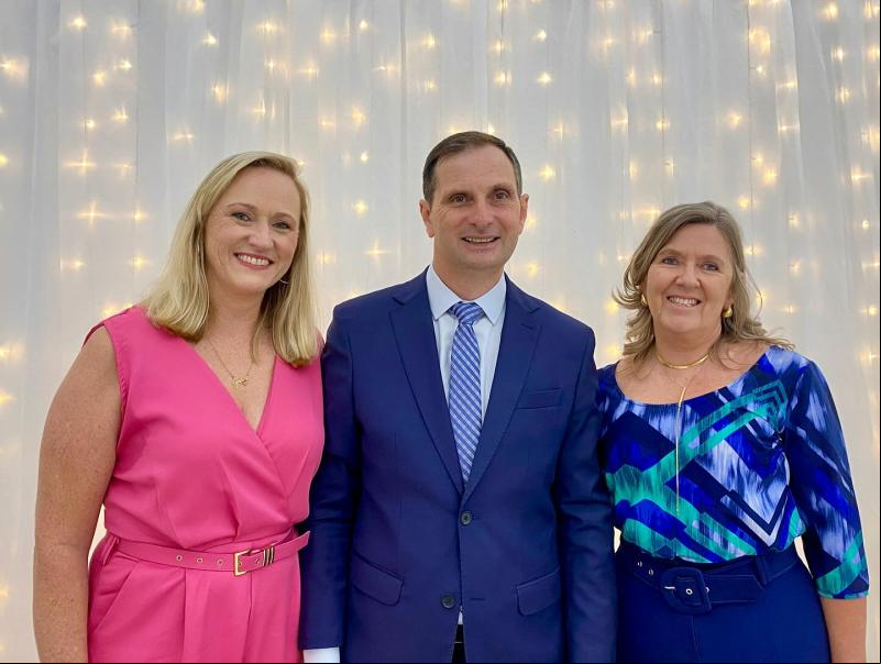 Na posse: vice-prefeita Sônia Feldmann, prefeito Airton e ex-prefeita Carla Chamorro (Fotos: Divulgação)