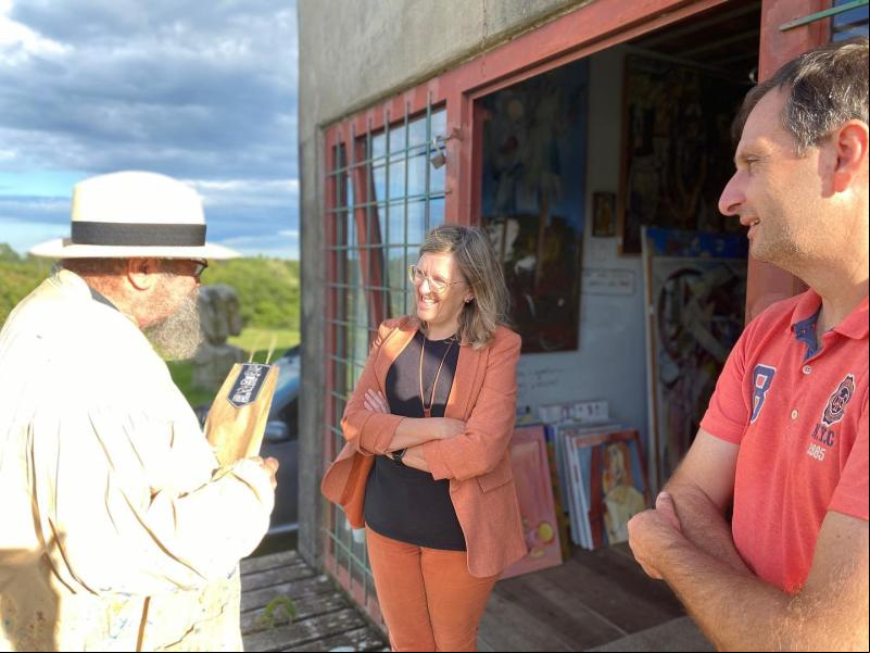 Prefeita Carla e seu vice Airton Bohn com o artista plástico Flávio Scholles, que doou uma de suas obras para o Receptivo Turístico do Belvedere 