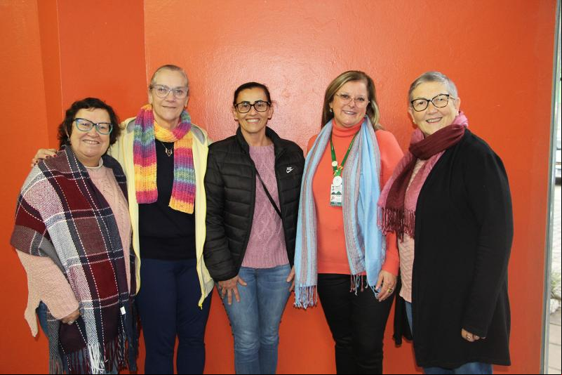 Simone, Karin, Regina, Denise e Madalena estão organizando a 18ª edição do Encontro de Professores Pioneiros 