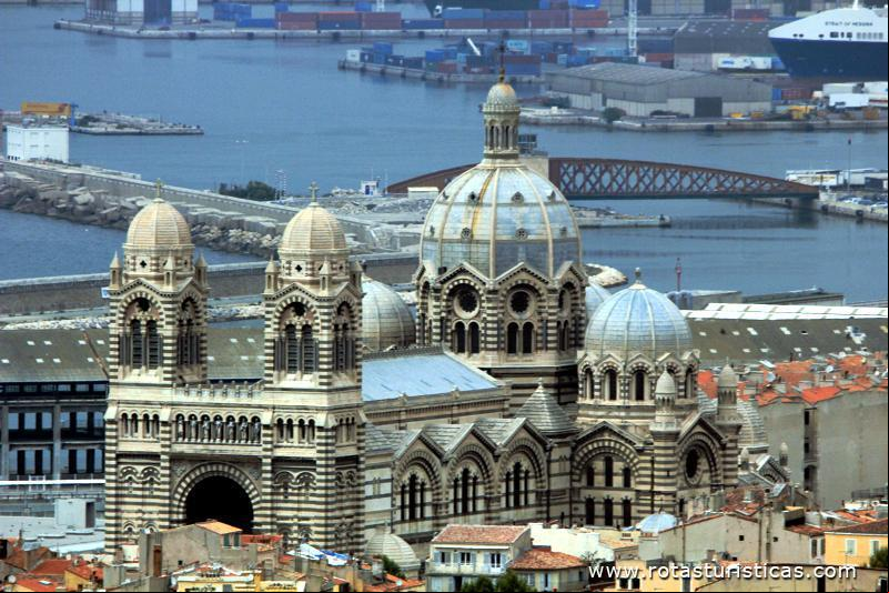 A Catedral de Marselha é tão imensa que é até chamada de “a maior”.