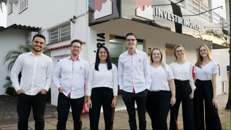 A Investir Imóveis completou 7 anos no último dia 3 de junho. Na foto, Rafael, Ramon, Thaina, Pedro, Elimeli, Júlia e Camyle