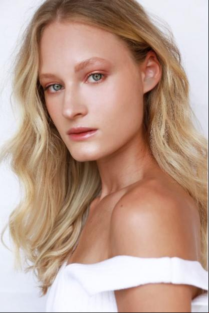 A modelo Tayline Budinsky Cardenal, 19 anos, está em São Paulo desde 2018