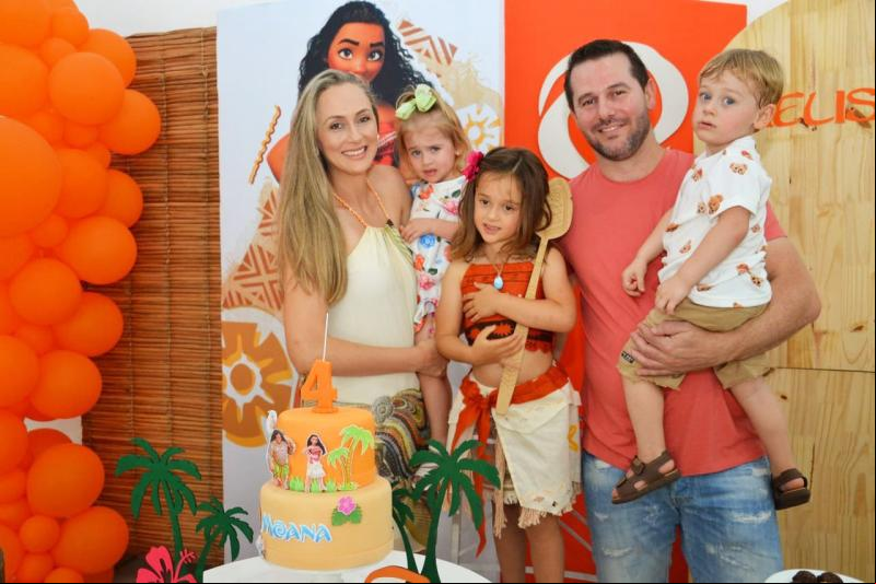 A pequena Melissa completou 4 anos. Na foto, com os pais Jessica e Rodrigo e os manos Cecília e Matteo (Foto: Melissa Costa)