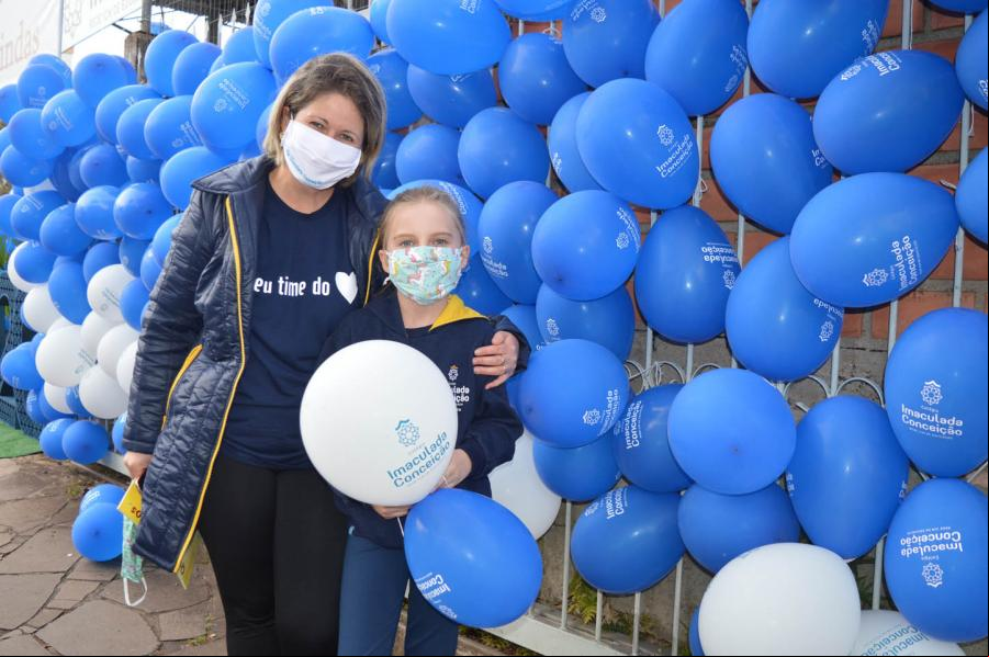 A professora Camila e a filha Ana Laura participaram da carreata