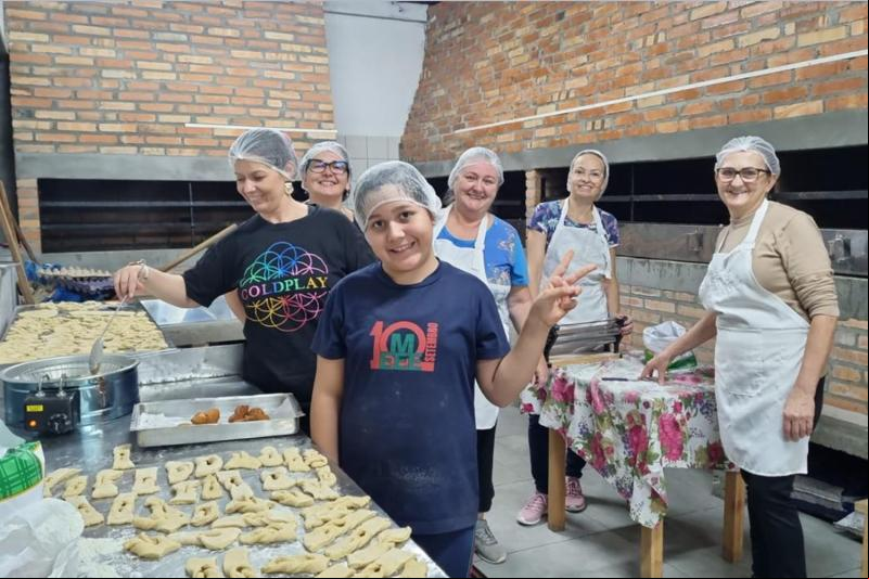 No período das enchentes, ACTG preparou marmitas e lanches para as famílias atingidas (Foto: Divulgação)