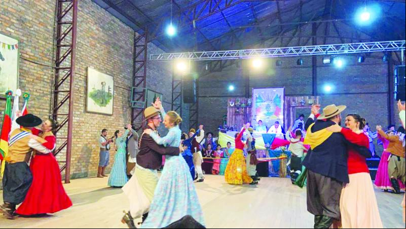 Invernada Adulta Irmandade Campeira, da ACTG Portal da Serra, durante apresentação na 1ª etapa de 2019, no CTG Rincão da Lealdade, em Caxias do Sul