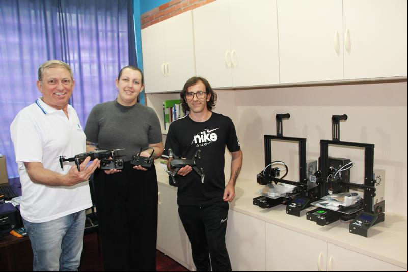 Para a realização dos cursos, foram adquiridos, com recursos do Governo do Estado, dois drones e duas impressoras 3D. Na foto, Paulo Renato, Juliana e Marcos