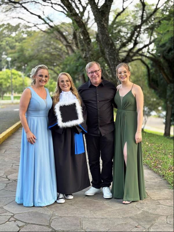 Aline Bourscheid Kaefer formou-se em Ciências Econômicas no dia 15, pela Unisinos. Na foto, com os pais Neisa e Nelio e a irmã Helen