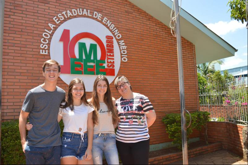 João Vitor, Nicole e Maria Eduarda com a diretora Andrea