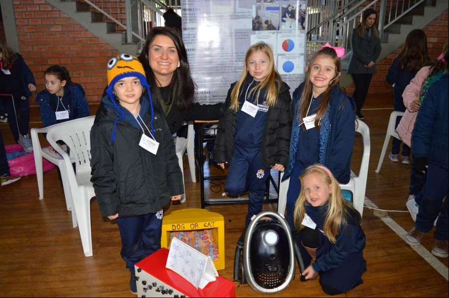 Alunos da turma 11 juntamente com a professora Nina