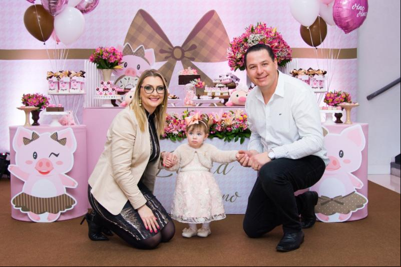 Ângela Klein e Daniel André Prass celebraram o primeiro aniversário da filha, Laura, no dia 11 de agosto (Foto: Leonardo Boufleur Fotografias)