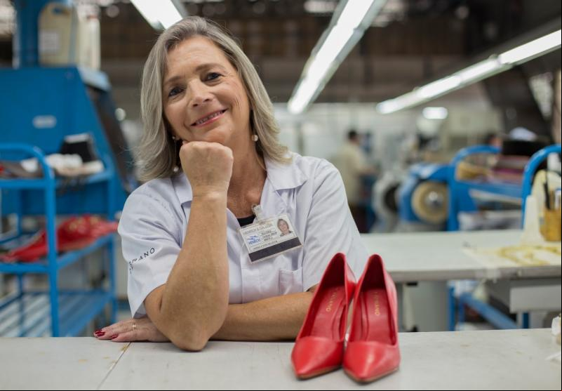 Anisia Utzig Klauck completou 40 anos como colaboradora da indústria de calçados Henrich e foi homenageada pela empresa