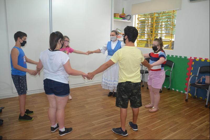Usuários da APAE aprendem movimentos típicos da dança alemã 