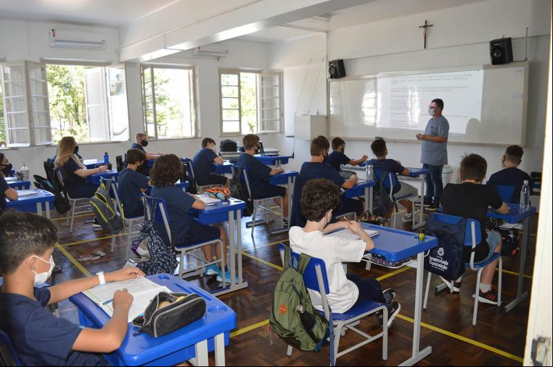 Turma do 7º ano concentrada no primeiro dia de aula