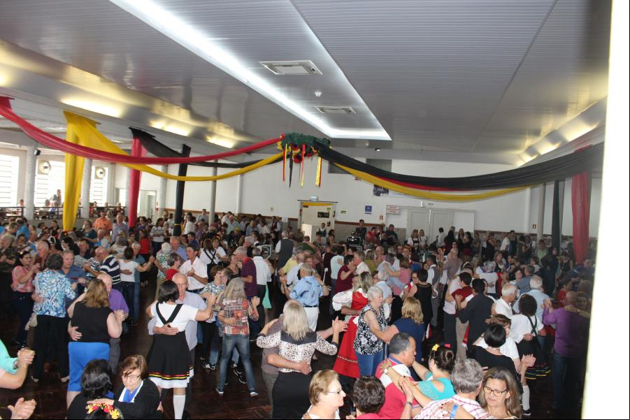 Baile da Terceira Idade foi atração na sexta-feira