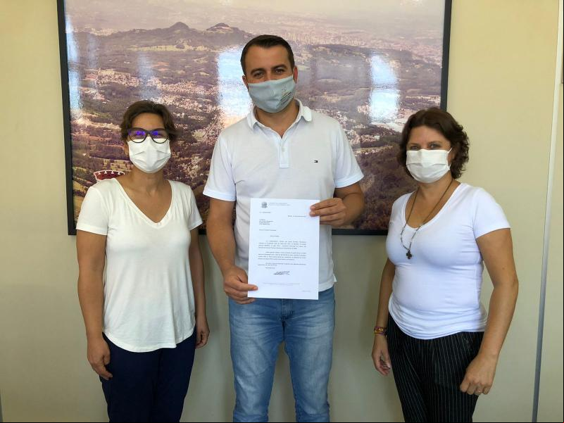 Cristine e Sheila com o prefeito Jerri (Foto: Divulgação)