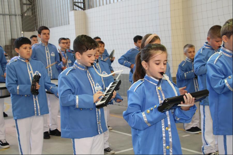 Banda Marcial da escola Carlos Rausch fez belíssima apresentação
