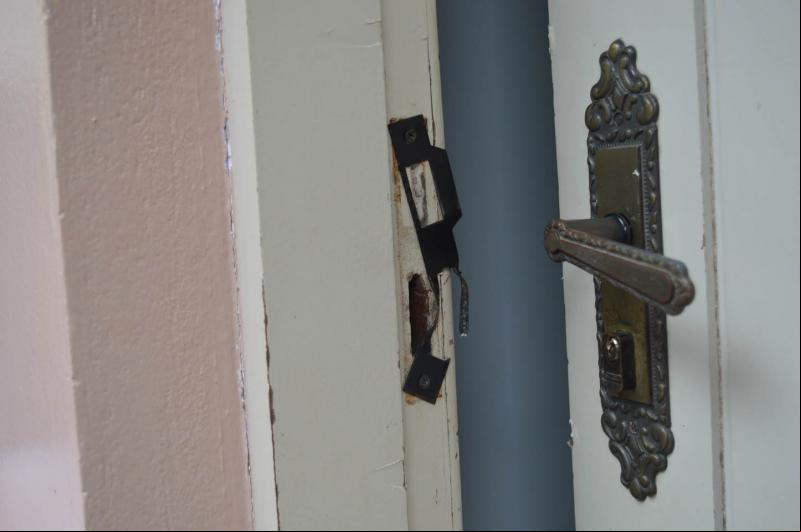 Bandidos arrombaram a porta dos fundos