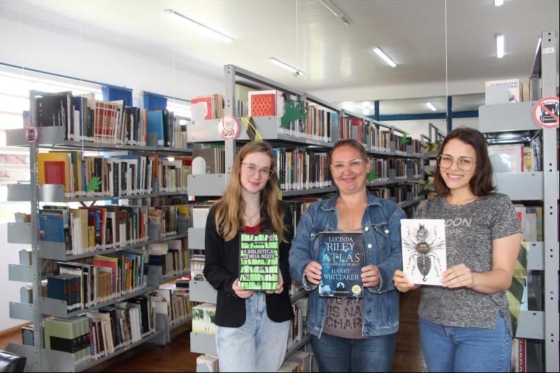 Kaioma Philippsen, Andréa Calini e Amanda dos Santos, da biblioteca, aguardam a comunidade para as atividades da próxima semana