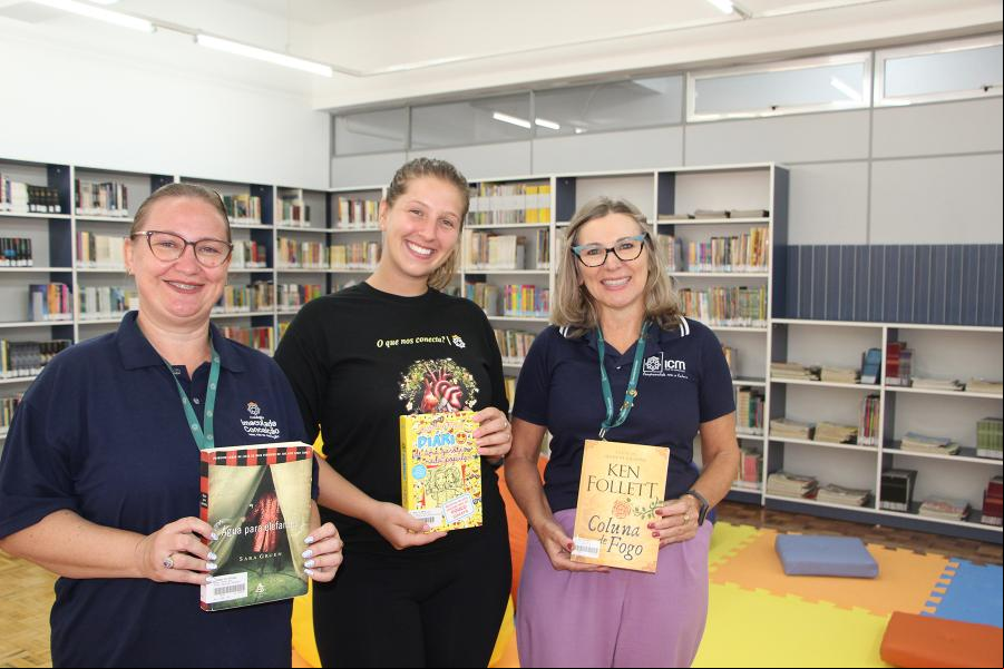 Bibliotecária Andrea Calini, auxiliar de biblioteca Ana Cláudia Kuhn e a diretora Shirley mostram, orgulhosas, a nova biblioteca