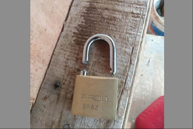 Cadeado de obra arrombada em Dois Irmãos
